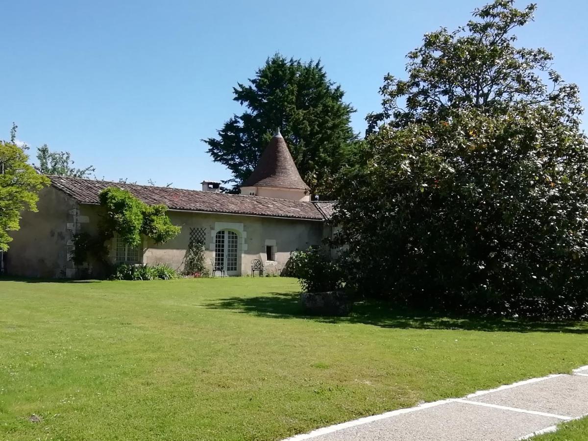 Chateau Des Salles Saint-Fort-sur-Gironde Exterior photo