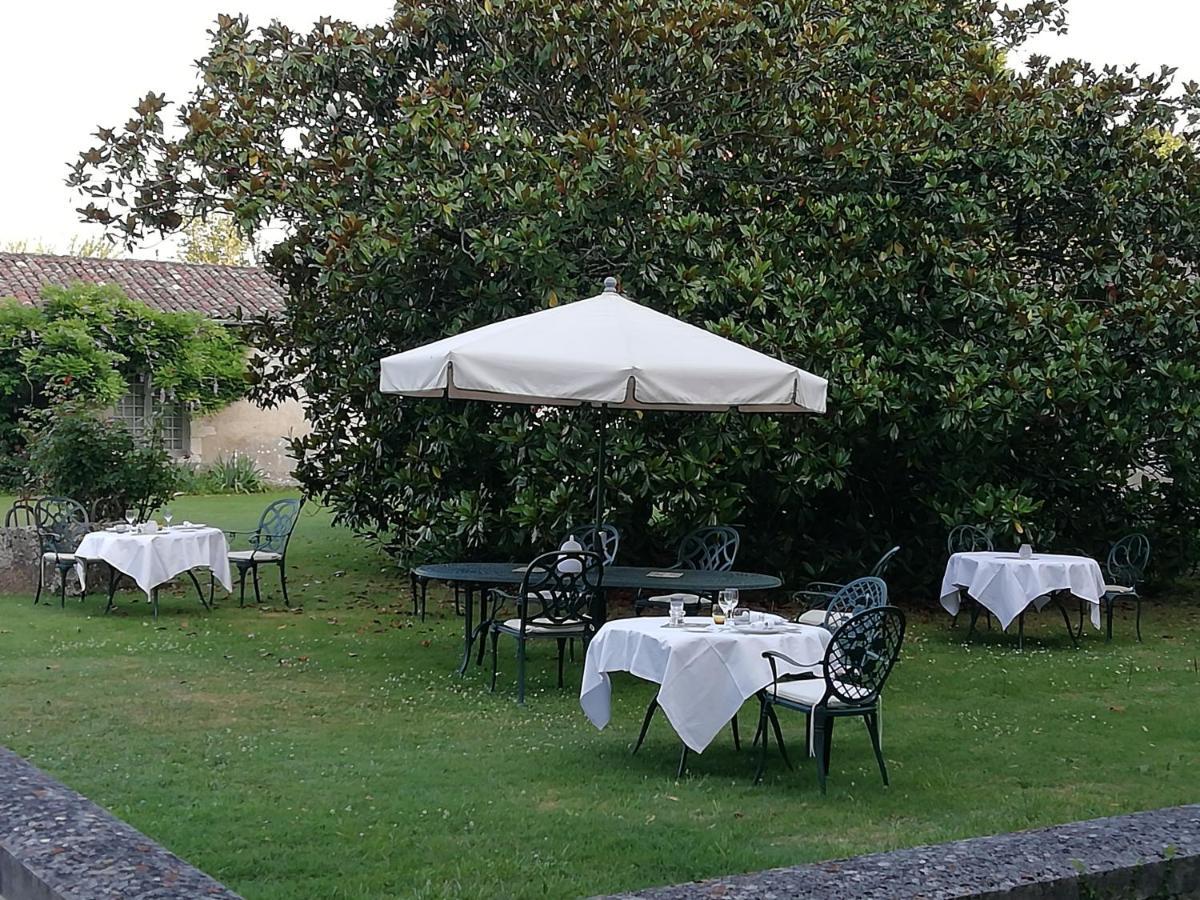 Chateau Des Salles Saint-Fort-sur-Gironde Exterior photo